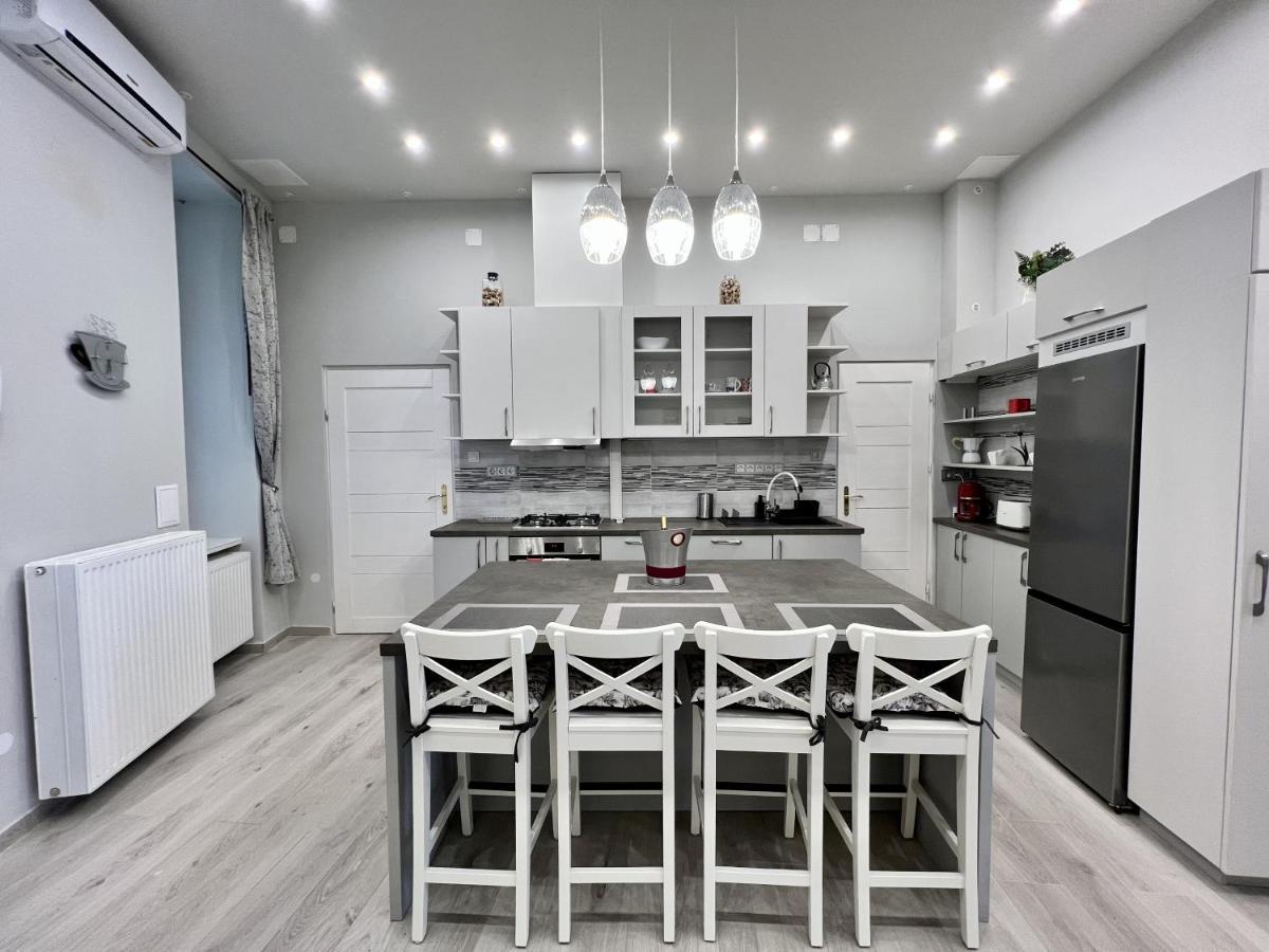 Krisztina Apartments Budapest Luaran gambar