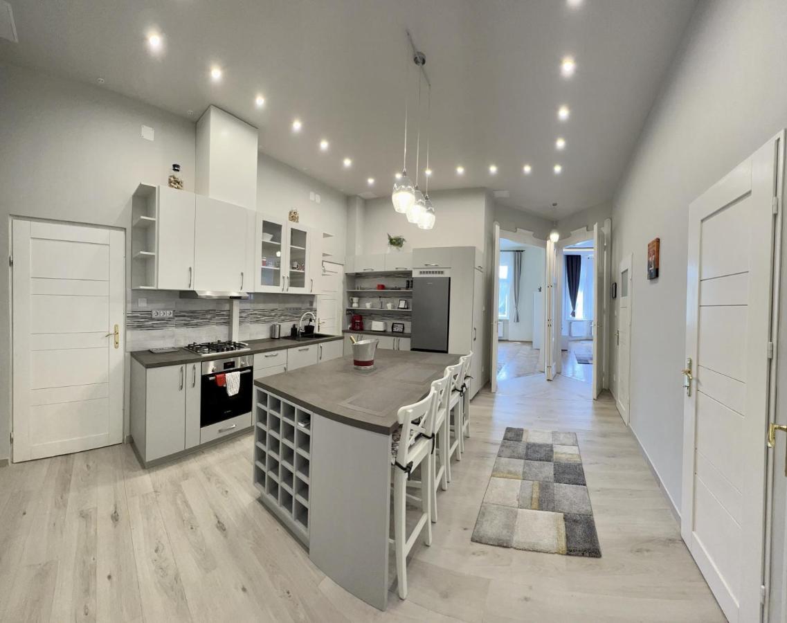 Krisztina Apartments Budapest Luaran gambar