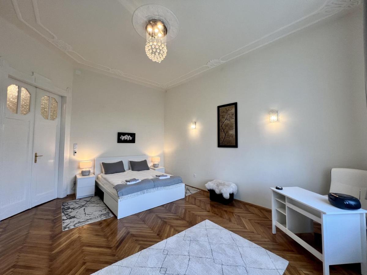 Krisztina Apartments Budapest Luaran gambar